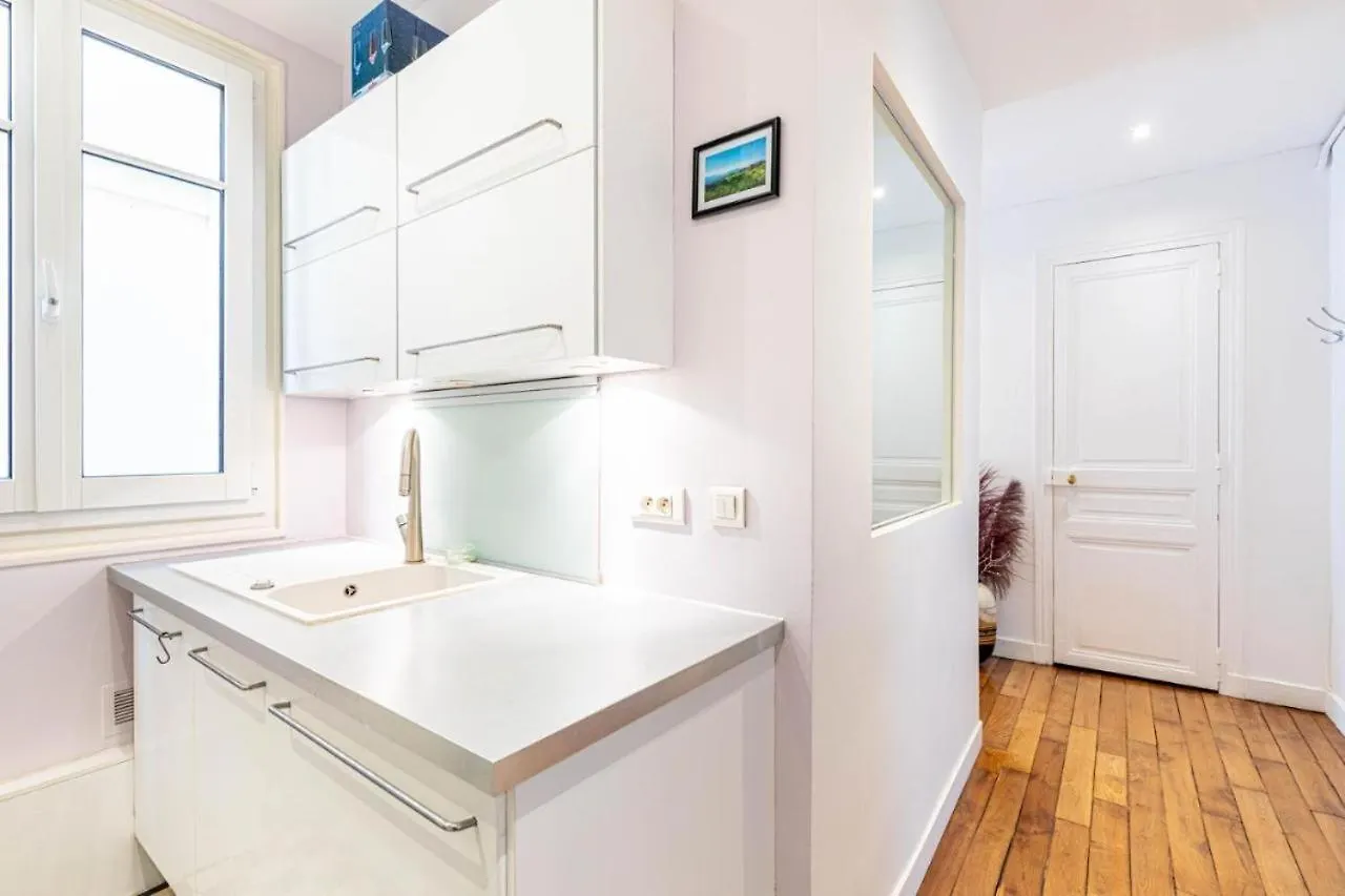 Cosy 2-Bedroom In Montmartre Parigi 0*,